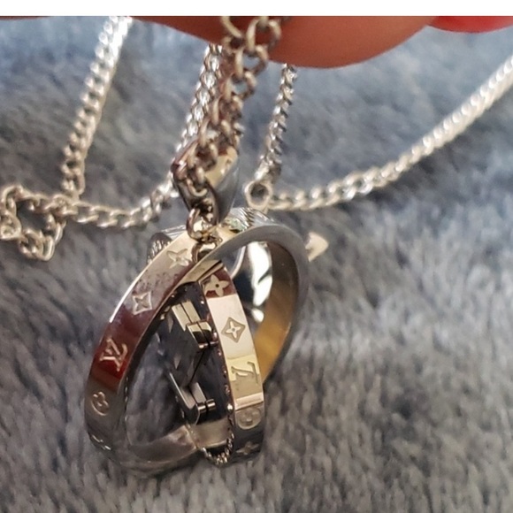 Louis Vuitton Paris silver necklace - Picture 5 of 14